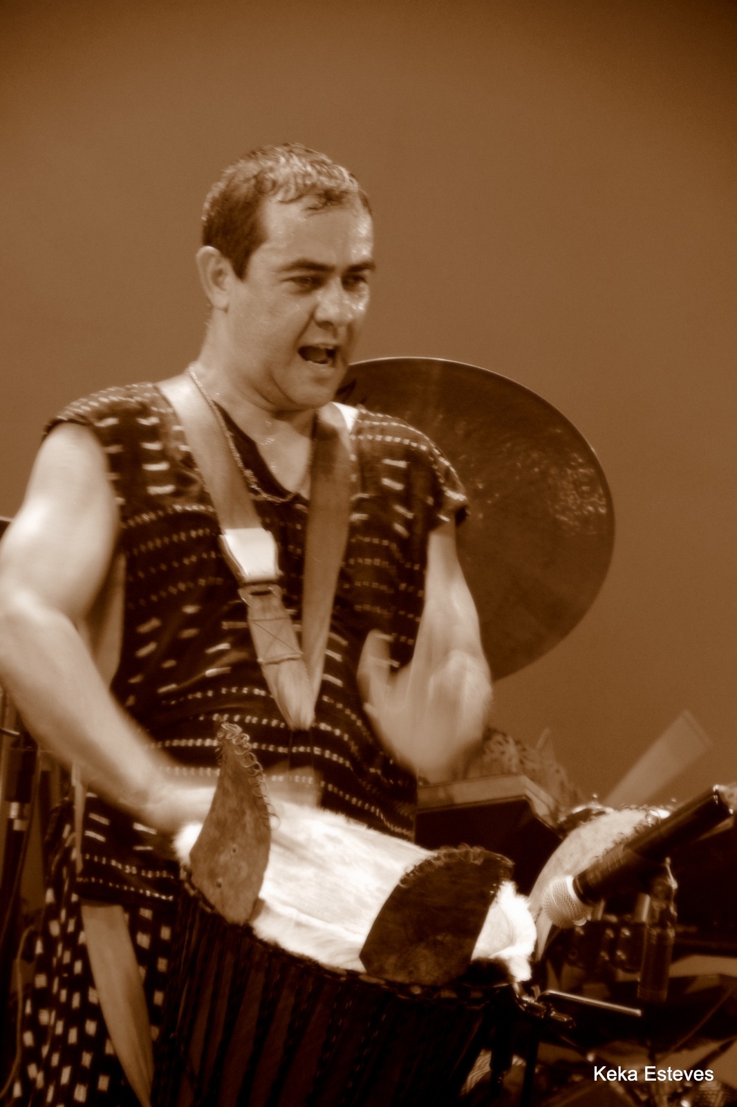 Luis Kinugawa tocando Djembê